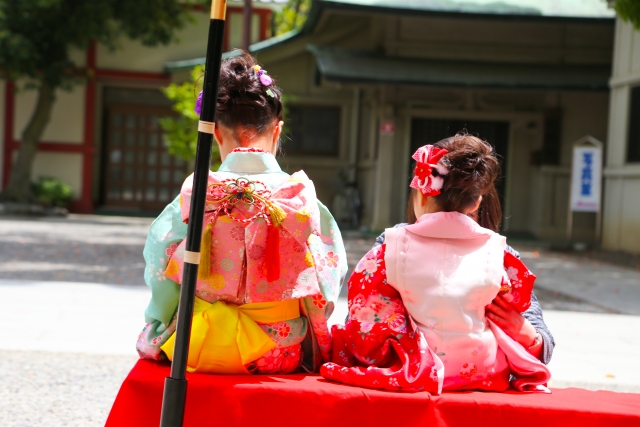 着物の女の子二人が座っている写真です