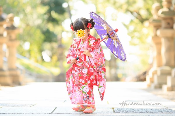 傘を持つ着物の女の子の写真です