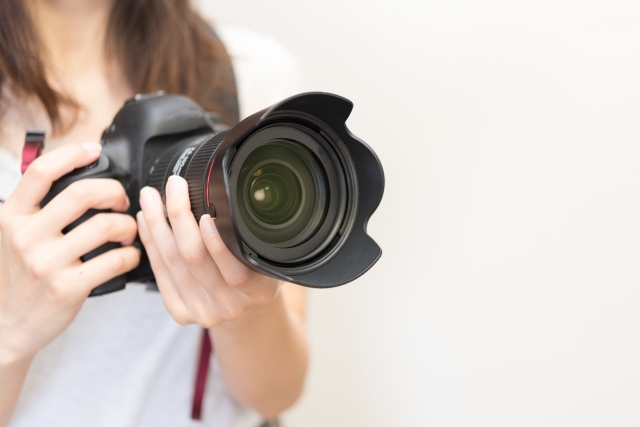 カメラを持つ女性の写真です