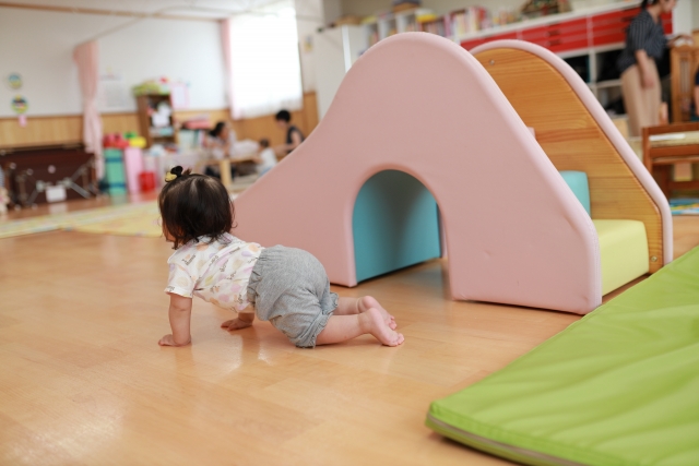 ハイハイをしている赤ちゃんの写真