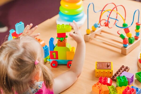 ブロックで遊んでいる女の子の画像