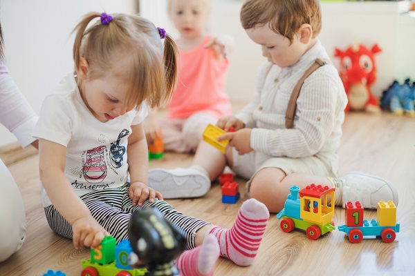 子供達がおもちゃで遊んでいる画像