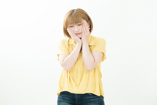 困っている女性の画像