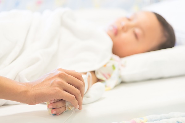 体調不良で眠っている男の子の画像