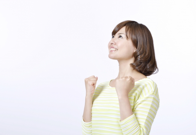 ガッツポーズしている女性