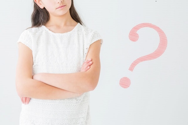 疑問を抱える女性の画像