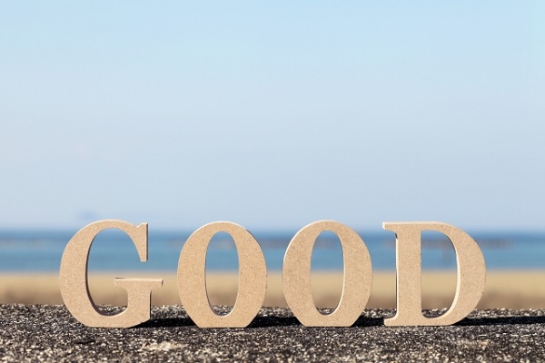 GOODと書かれている文字と海の画像