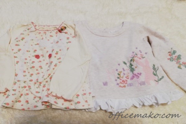 子供服のトップス2枚が並んだ画像