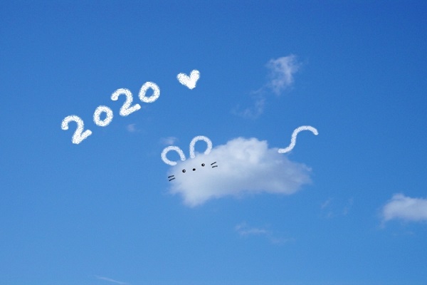 青空に浮かぶ、ねずみの形をした雲の画像