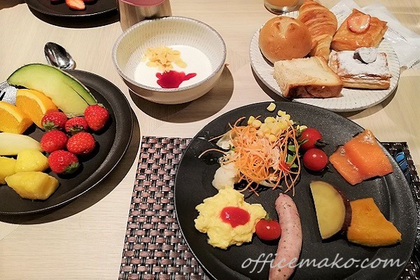 ホテルの朝食バイキングの画像