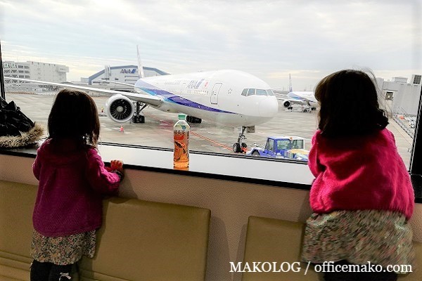 飛行機を見つめる女の子の画像