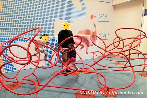 室内遊具で遊ぶ親子の画像