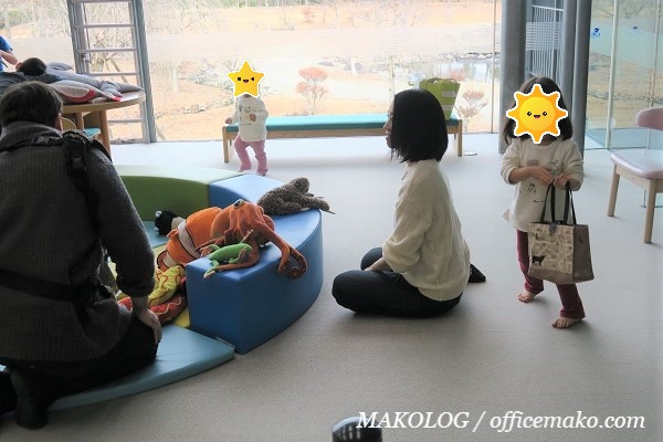 室内で遊ぶ子供の画像