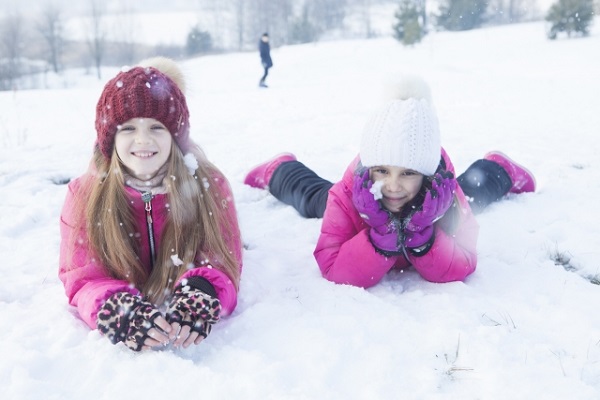 雪の上で頬杖をつく女の子たちの画像