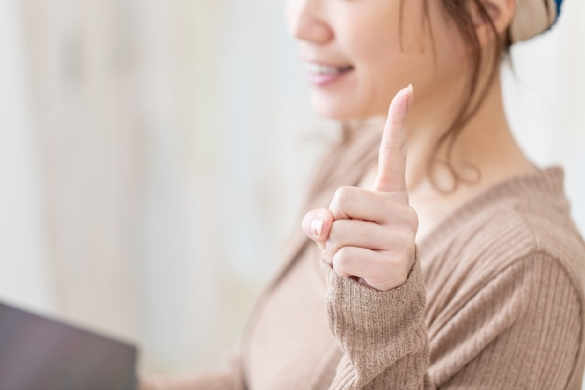 人差し指を立てた女性の画像