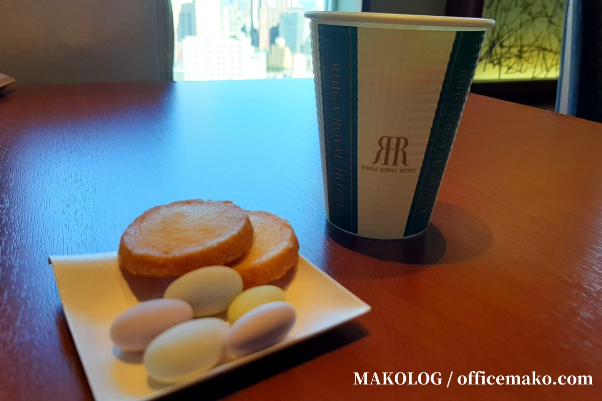 リーガロイヤルホテル大阪のカフェラウンジのコーヒーとお菓子